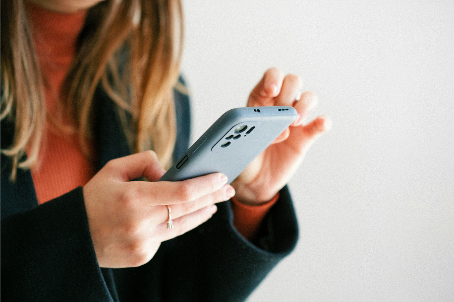femme avec téléphone portable